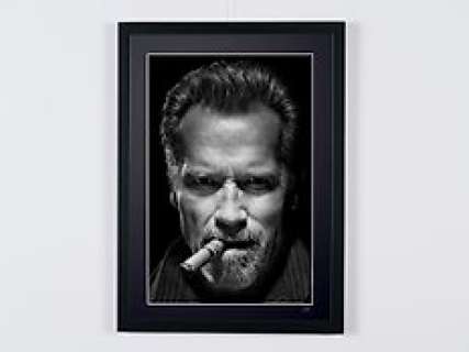 Arnold Schwarzenegger (With Cigar) | Arnold Schwarzenegger (with cigar) - Luxury Wooden Framed 70X50 cm - Limited Edition Nr 04 of 20 - Serial ID 16347 - - Original Certificate (COA), Hologram Logo Editor and QR Code | Catawiki