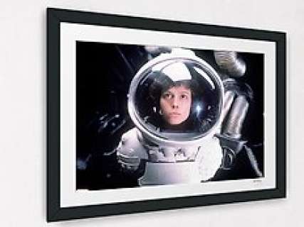 Alien - Sigourney Weaver As "Ellen Ripley" | ALIEN - Sigourney Weaver as "Ellen Ripley" - Fine Art Photography - Luxury Wooden Framed 70X50 cm - Limited Edition Nr 01 of 30 - Serial ID 16840 - Original Certificate (COA), Hologram Logo Editor and QR Code | Catawiki