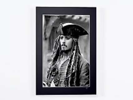 Pirates of the Caribbean - Johnny Depp As "Jack Sparrow" | Pirates of the Caribbean - Johnny Depp as "Jack Sparrow" - Fine Art Photography - Luxury Wooden Framed 70X50 cm - Limited Edition Nr 01 of 30 - Serial ID 16845 - Original Certificate (COA), Hologram Logo Editor and QR Code | Catawiki