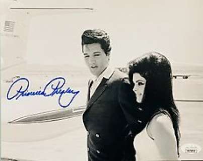 Priscilla Presley - Signed Photo ( 20X25 Cm ) with Coa Jsa | Priscilla Presley - Signed Photo ( 20x25 cm ) with COA JSA | Catawiki