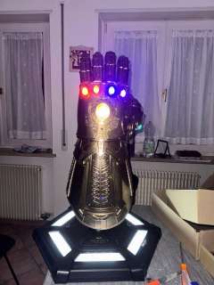 Marvel: Avengers - Huge 1/1 Scale Infinity Gauntlet on Base, with lights - Completed - de Agostini | Catawiki