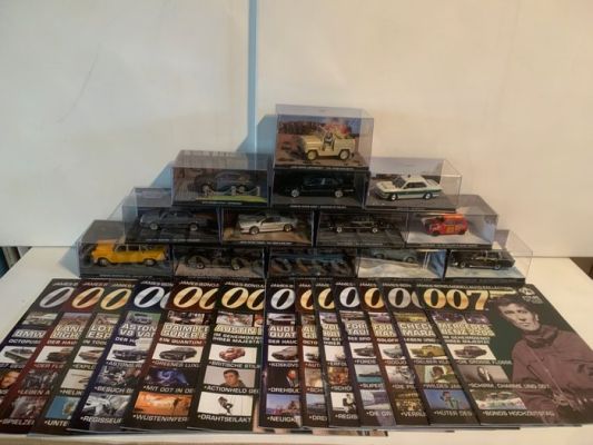James Bond - thirteen cars James Bond films and Booklets | Catawiki