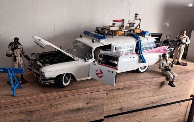 Blitzway - Ghostbusters - Premium Set - Ecto-1 Vehicle (116 cm long) + 4 highly detailed Figures in 1:6 scale