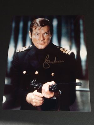 James Bond 007: The Spy Who Loved Me - Signed by Sir Roger Moore (+) with Letter of Authenticity - Photo, Autograph | Catawiki