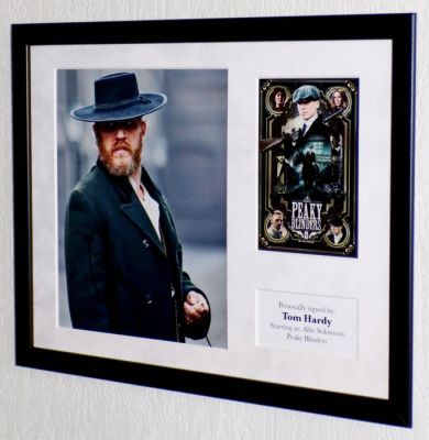 Peaky Blinders - Tom Hardy (Alfie Solomons) Premium Framed, signed + Certificate of Authenticity | Catawiki