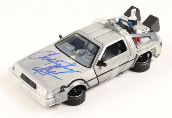 Back to the Future - DeLorean 1:24 Scale Model Car - Signed by Christopher Lloyd (Doc Brown) - With Certificate | Catawiki