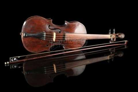 SHERLOCK HOLMES (2009) - Lot 399 - Sherlock Holmes‘ (Robert Downey Jr) Violin and Bow
