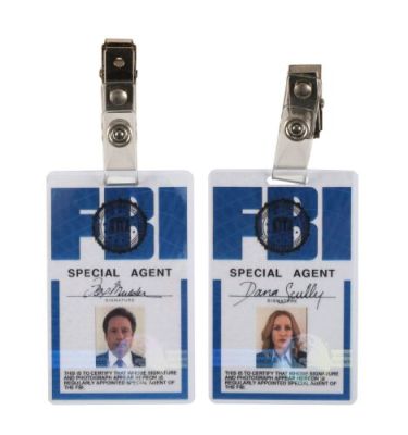 THE X-FILES: SEASONS 10 AND 11 (T.V. SERIES, 2016-2018) - Lot #419 : Fox Mulder‘s (David Duchovny) and Dana Scully‘s (Gillian Anderson) FBI IDs