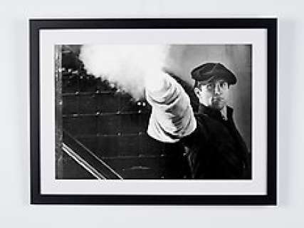 "The Godfather II 1974 - Robert de Niro As "Vito Corleone" | "The Godfather II 1974 - Robert de Niro as "Vito Corleone" - Fine Art Photography - Luxury Wooden Framed 70X50 cm - Limited Edition Nr 01 of 30 - Serial ID 16919 - Original Certificate (COA), Hologram Logo Editor and QR Code | Catawiki