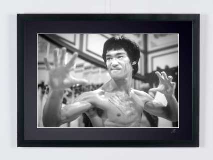Enter the Dragon (1973) - Bruce Lee | Enter the Dragon (1973) - Bruce Lee - Wooden Framed 70X50 cm - Limited Edition Nr 02 of 30 - Serial ID 30701 - Original Certificate (COA), Hologram Logo Editor and QR Code | Catawiki