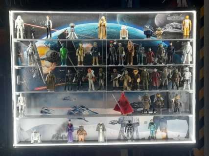 Extraordinary collection of Kenner figures (1979-1984), all original, in LED Display Case - Star Wars | Catawiki