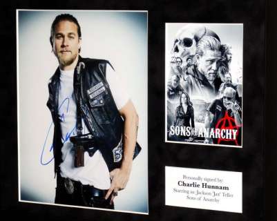 Sons of Anarchy - Charlie Hunnam (Jackson ’Jax’ Teller) Framed, signed + Certificate of Authenticity | Catawiki