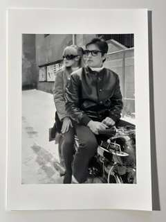 Alain Delon & Marianne Faithfull - 1968 - Collector Image - Size 42x30 cm - 100% new - Gallery Stamp - Never Exposed - Baryta - Flat shipped ! - No carton tube - Ready to Frame size A3 42x30 cm | Catawiki