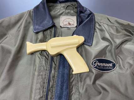 Star Trek, Voyager - - Movie prop - Lot of 2 - Captain Proton’s pistol (Prototype Model) & Paramount Crew jacket (Size L) | Catawiki