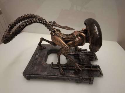 Alien - Xenomorph - Statue - Custom made, handpainted - 40x25 cm | Catawiki
