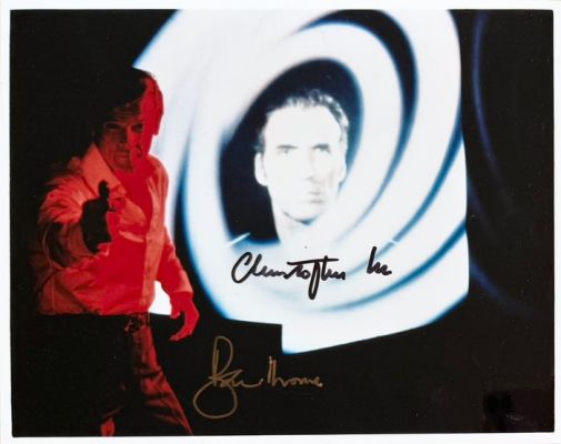 James Bond 007: The Man with the Golden Gun - Double signed by Christopher Lee and Roger Moore, with COA | Catawiki