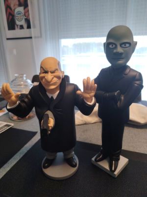 St Emmett - Statuette, Fantomas - Lot of 2 - "Commissaire Juve" (Louis de Funès) & "Fantômas" (Jean Marais) - Signed - 33 cm - Resin - 2020 | Catawiki