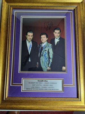 Goodfellas - Signed by Robert DeNiro, Joe Pesci and Ray Liotta(+) - Framed, with COA | Catawiki