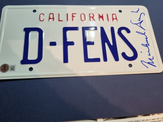 Falling Down - Lot of 2 - Replica California License plate "D-FENS", signed by Michael Douglas with Beckett COA & - Unknown | Catawiki
