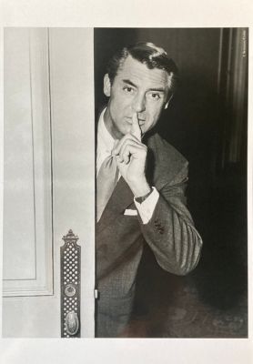 Bettman/Corbis - Cary Grant, un doight sur la bouche, le 26 juillet 1951, New York. | Catawiki