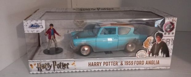 Harry Potter - Harry Potter, Figure of Harry Potter with wand and model of 1959 Ford Anglia car from Harry Potter - jada | Catawiki