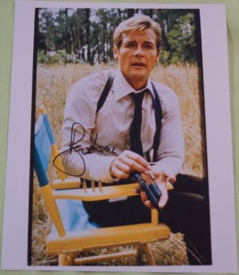 James Bond 007: Live And Let Die - Sir Roger Moore – Hand-Signed Behind-the-Scenes Gun Loading Photo (20x25 cm) + b’bc COA | Catawiki