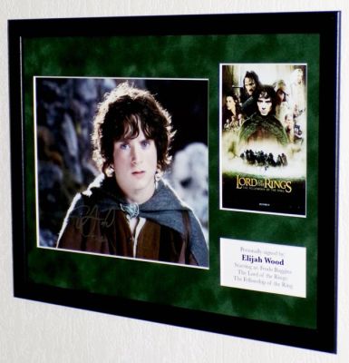 Lord of the Rings - Elijah Wood (Frodo Baggins) Premium Framed, signed + COA & Photo signing session | Catawiki