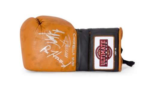 Lot 26 - An Ultimate Classic boxing glove, signed by Russell Crowe, Ron Howard and Renée Zellweger during the filming of Cinderella Man (2005)