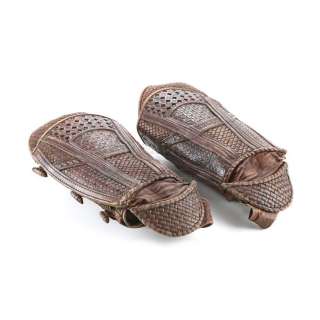 ASSASSIN‘S CREED (2016) - Lot 39 - Aguilar‘s (Michael Fastbender) Stunt Hidden Blade Leather Bracers