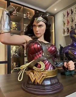 Justice League | Justice League - Silicone lifesize Bust - Wonder Woman (Gal Gadot) - Infinity Studios - Charity Auction | Catawiki