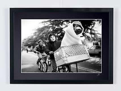 E.T. the Extra-Terrestrial (1982) - Elliott (Thomas Henry) & E.T | E.T. the Extra-Terrestrial (1982) - Elliott (Thomas Henry) & E.T - Wooden Framed 70X50 cm - Limited Edition Nr 01 of 20 - Serial ID 30599 - Original Certificate (COA), Hologram Logo Editor and QR Code | Catawiki