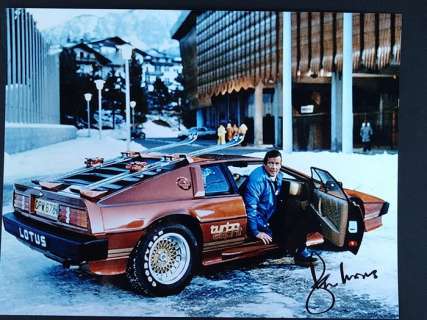 James Bond 007: For Your Eyes Only - Sir Roger Moore (+) with his Lotus - Autograph, Photo with COA | Catawiki