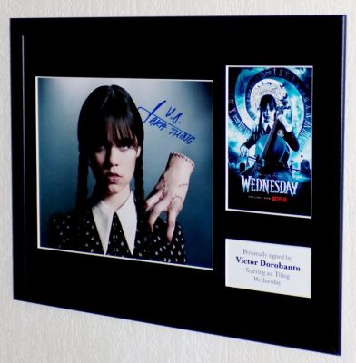 Wednesday - Victor Dorobantu (Thing) Premium Framed, signed + Certificate of Authenticity | Catawiki