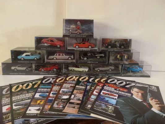 James Bond - thirteen cars James Bond films and Booklets | Catawiki