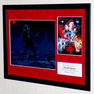 Stranger Things - Joseph Quinn (Eddie Munson) Premium Framed, signed + Certificate of Authenticity | Catawiki