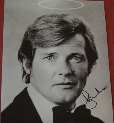 The Saint - Roger Moore with a drawing of "The Saint" figure very rar - autopgraph, photo, signed with Certified Genuine b´bc holographic COA | Catawiki