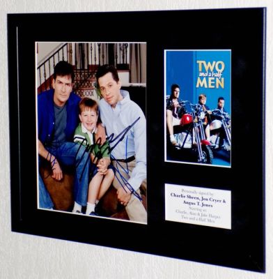 Two and a Half Men - Charlie Sheen, Jon Cryer & Angus T. Jones Premium Framed, TRIPLE signed + COA | Catawiki
