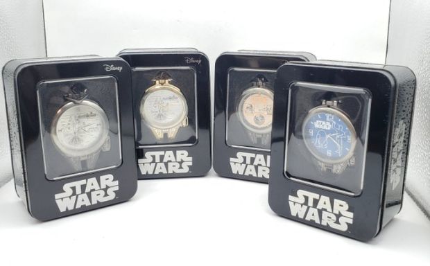 Themed collection - Star Wars Millennium Falcon Pocket Watch - R2-D2 C-3PO Chewbacca - Gold & Blue Dial - SEGA | Catawiki