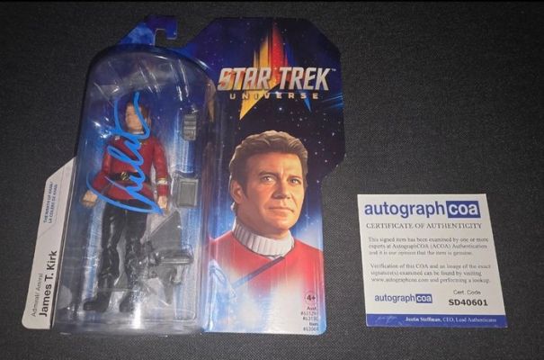 Star Trek - William Shatner (Admiral James T. Kirk) - Factory carded Playmates Action figure, signed on blister | Catawiki