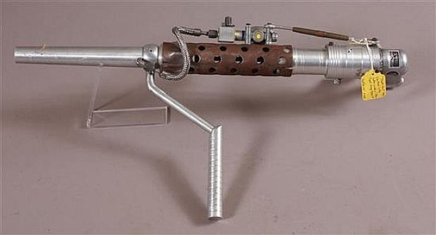 "TANK GIRL" PROP CARBINE RIFLE LATER USED IN "STAR TREK DEEP SPACE NINE" | Apple Tree Auction Center