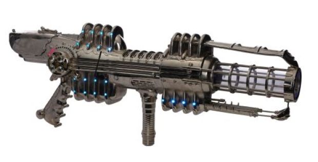 BATMAN & ROBIN (1997) - Lot #50 : Mr. Freeze‘s (Arnold Schwarzenegger) Light-Up Freeze Gun