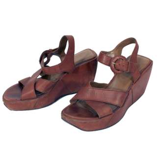 24 - Kim Bauer (Elisha Cuthbert) Sandals and Sneakers worn in Season 1