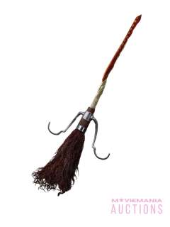 Harry Potter - Full Scale ‘Firebolt’ Broom Replica by The Noble Collection | MovieMania