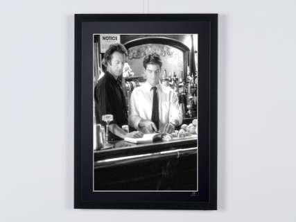 Cocktail 1982 - Tom Cruise (Brian Flanagan) & Bryan Brown (Doug Coughlin) | Cocktail 1982 - Tom Cruise (Brian Flanagan) & Bryan Brown (Doug Coughlin) - Photographie, Luxury Wooden Framed 70X50 cm - Limited Edition Nr 04 of 30 - Serial ID 30013 | Catawiki