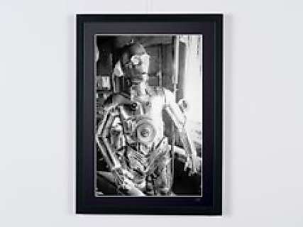 Star Wars - Anthony Daniels (C-3Po) on Set | Star Wars - Anthony Daniels (C-3PO) on Set - Fine Art Photography - Luxury Wooden Framed 70X50 cm - Limited Edition Nr 01 of 30 - Serial ID 60021 - Original Certificate (COA), Hologram Logo Editor and QR Code | Catawiki