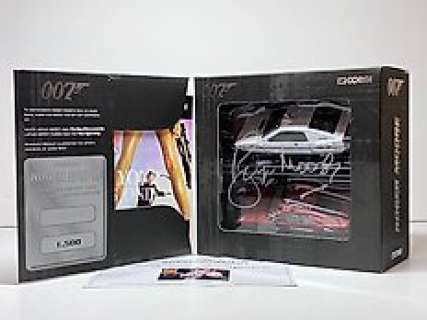 James Bond 007: the Spy Who Loved Me | James Bond 007: The Spy Who Loved Me - Corgi Lotus New Era Set - Limited edition - signed by Roger Moore , with COA and photoproof - Corgi Toys | Catawiki
