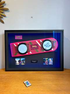 Back to the Future - Part II - Replica Hoverboard, signed by Michael J. Fox (Marty) in Framed Deluxe Display - with COA | Catawiki