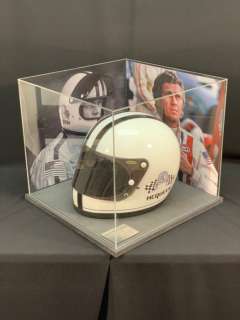 Le Mans (1971) - Steve McQueen - Perfect Replication of his Helmet in Deluxe Photo Display case on wooden base - 1 - Replica Prop - See images and description | Catawiki