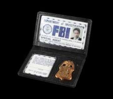 THE X-FILES (1993-2002) - Lot 574 - Fox Mulder‘s (David Duchovny) FBI Photo ID and Badge