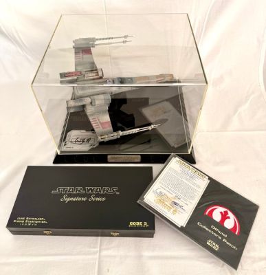 Star Wars - X-Wing Starfighter Model - Signed by Mark Hamill - in Display case, with COA - Code 3 Collectibles | Catawiki